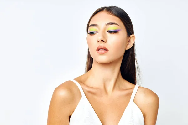Attraktiv flicka långt hår kosmetika poserar studio modell oförändrad — Stockfoto
