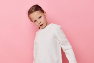 Sevimli kız jesti elleri duyguları kırıştırır çocukluğu değiştirmez