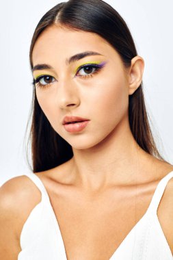 Güzel bir kadın portresi, uzun saç kozmetik ürünleri, izole edilmiş arka plan.