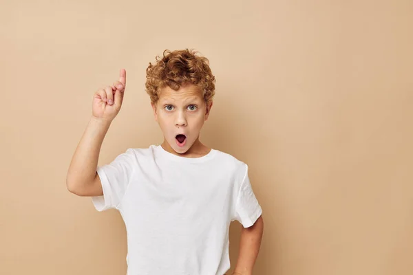 Foto van jonge jongen kinderen stijl mode emoties geïsoleerde achtergrond — Stockfoto