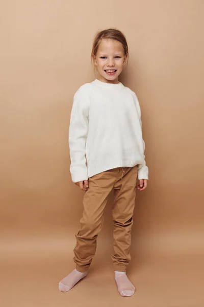 Bambina bambini stile emozioni divertimento beige sfondo — Foto Stock