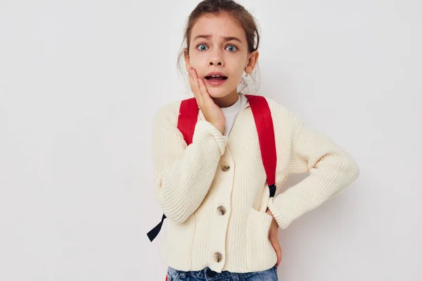 Mignonne écolière avec sac à dos rouge posant fond isolé — Photo