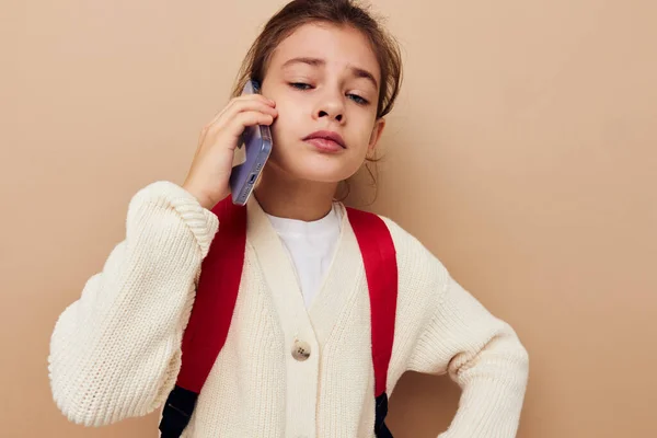 Fille mignonne parlant au téléphone avec un sac à dos enfance inchangée — Photo