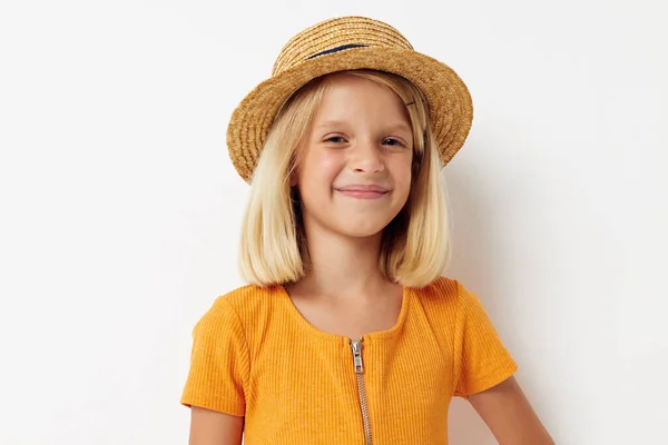 Χαρούμενο κοριτσάκι με καπέλο που ποζάρει την παιδική ηλικία μόδας — Φωτογραφία Αρχείου