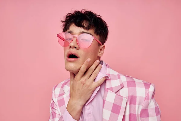 Retrato de un joven hombre rosa chaqueta a cuadros moda estilo moderno aislado fondo inalterado — Foto de Stock