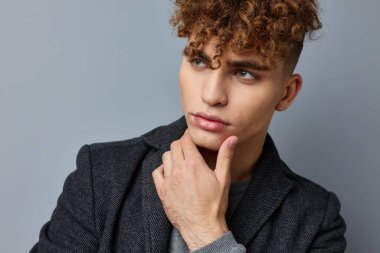 Ceket mankeninde poz veren tuhaf bir adam izole edilmiş.