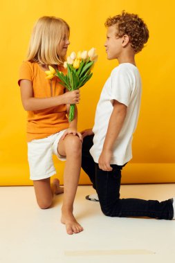 Bir buket çiçekli kız ve erkek arkadaş dostluğu hediyesi.