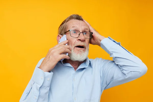 Starší muž mluví do telefonu pózování zblízka oříznutý pohled — Stock fotografie