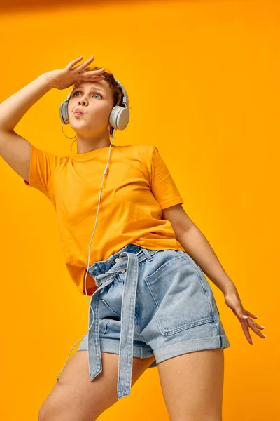 Πορτραίτο μιας νεαρής γυναίκας που ακούει μουσική σε ακουστικά — Φωτογραφία Αρχείου