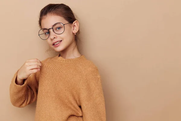 Liten flicka med glasögon känslor gest händer isolerad bakgrund — Stockfoto