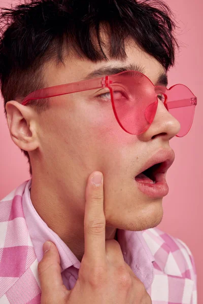 Портрет молодого чоловіка рожевий плетений блейзер моди сучасний стиль ізольований фон незмінний — стокове фото