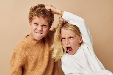 Erkek ve kız duyguların yanında duruyor. Yaşam tarzı değişmemiş.