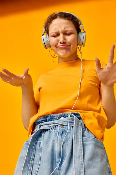 Portret van een jonge vrouw luisteren naar muziek op hoofdtelefoon Jongerenstijl Lifestyle ongewijzigd — Stockfoto