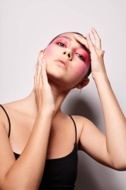 Güzellik modası kadın parlak makyaj siyah forma poz değiştirilmemiş görüntü