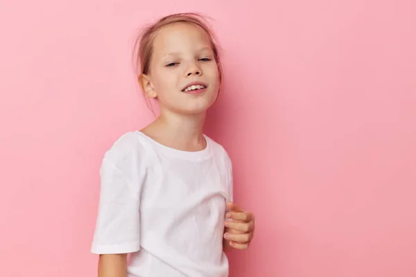 Portret szczęśliwego uśmiechniętego dziecka dziewczyna emocje ręce gest dzieciństwo bez zmian — Zdjęcie stockowe