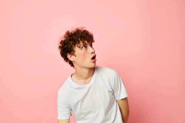 Retrato de un joven rizado hombre ropa de verano camiseta blanca posando estilo de vida inalterado — Foto de Stock