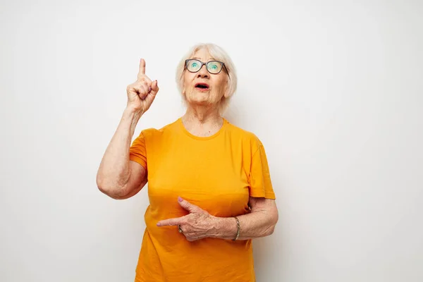 Fotografie důchodce problémy s viděním staré dámy s brýlemi close-up — Stock fotografie