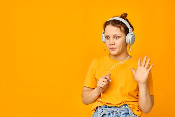 Schöne Frau Sommer Stil Kopfhörer Tanz isoliert Hintergründe unverändert — Stockfoto