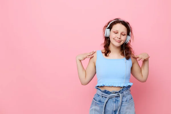 Νεαρή κοπέλα έφηβος φορώντας ακουστικά μουσική ψυχαγωγία ροζ φόντο αμετάβλητη — Φωτογραφία Αρχείου