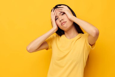 Kadın duygusal sorunlar yaratıyor stüdyo sarı arka plan değiştirilmemiş