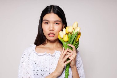 Güzel esmer romantik çiçek buketi. Stüdyo modelinin yanında, değiştirilmemiş.