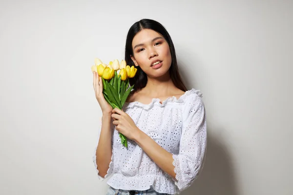 Retrato Asiático bela jovem mulher em uma camisa branca flores primavera posando luz fundo inalterado — Fotografia de Stock