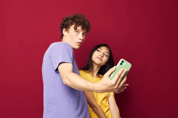 Bello ragazzo e ragazza prendere un selfie posa abbraccio isolato sfondo — Foto Stock