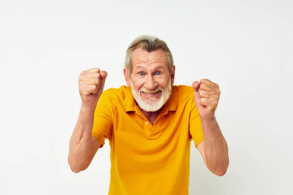 Photo de retraité vieux geste de la main barbe grise amusant tir monochrome — Photo