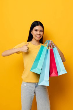 Asyalı güzel bir genç kadın portresi. Moda alışverişi.
