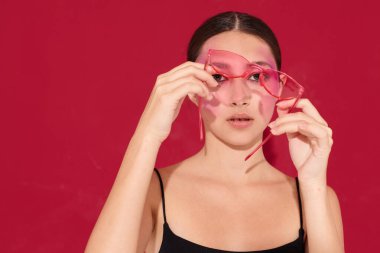 Seksi esmer kadın. Parlak makyaj. Moda duyguları.