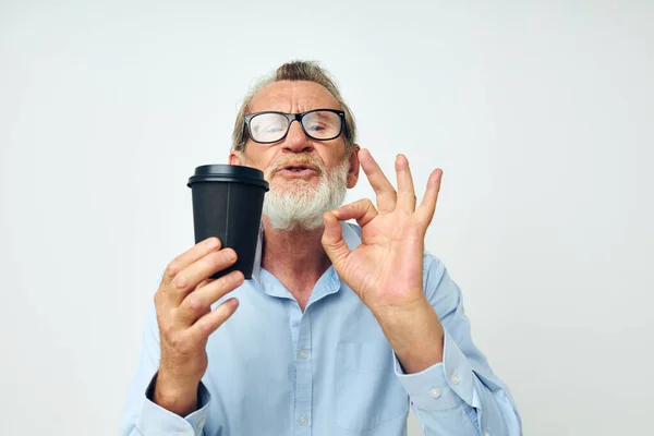 Portrét šťastného staršího muže gestikuluje rukama sklenici nápoje izolované pozadí — Stock fotografie