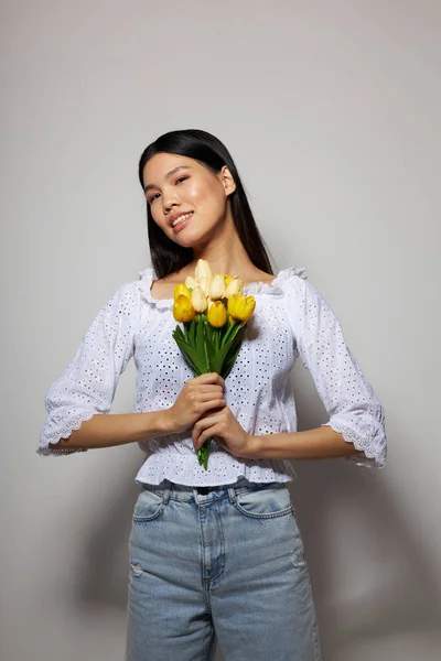 Портрет Азіатської прекрасної дівчини романтичний букет квітів біля обличчя Світло фону незмінним — стокове фото
