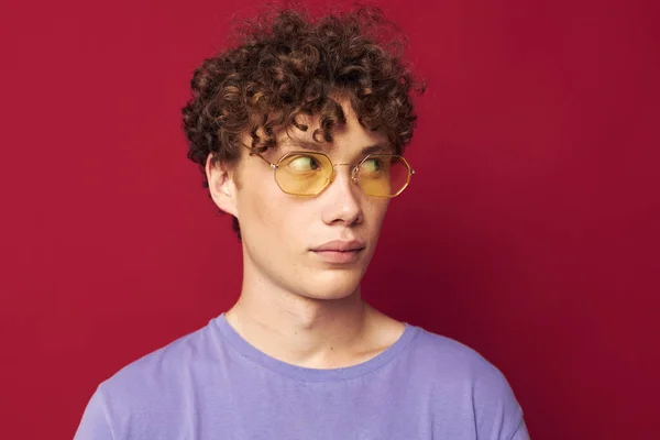 Retrato de un joven hombre rizado posando emociones de cerca fondo aislado — Foto de Stock