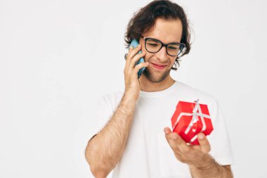 Çekici bir adam telefon hediye kutusundan konuşuyor.