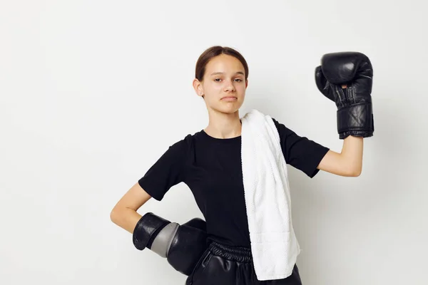 Femme sportive en uniforme de sport noir gants de boxe serviette entraînement de fitness — Photo