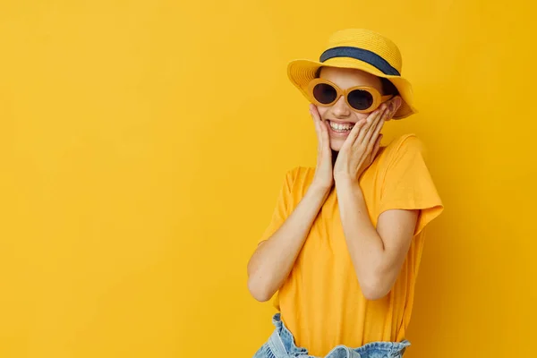Ung kvinna i solglasögon en gul t-shirt och hatt sommar stil livsstil oförändrad — Stockfoto