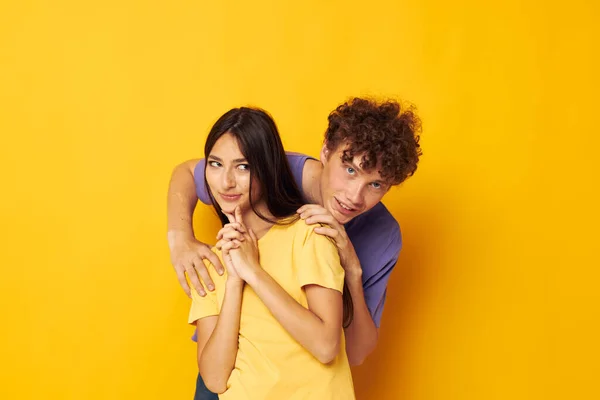 Portrét muže a ženy v barevných tričkách pózující přátelství zábava žluté pozadí beze změny — Stock fotografie