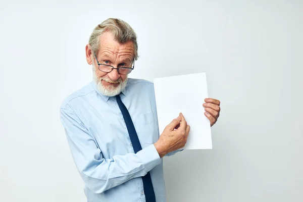 Портрет пожилого человека с документами с листом бумаги обрезанный вид — стоковое фото