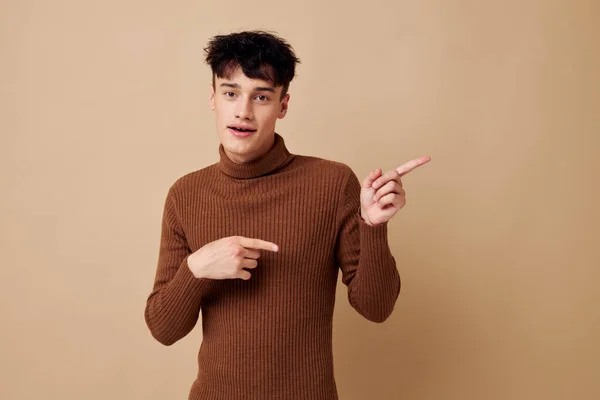 Retrato de un hombre joven posando en suéter marrón confianza en sí mismo de moda Estilo de vida inalterado — Foto de Stock