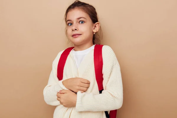 Ładna młoda dziewczyna uczennica z czerwonym plecakiem pozowanie styl życia bez zmian — Zdjęcie stockowe