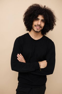 Pürüzsüz saç stili modern moda tarzı olan bir adam. Değişmemiş yaşam tarzı.