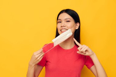 Asyalı görünümlü kadın tıbbi yüz maskesi güvenliği değiştirilmemiş.