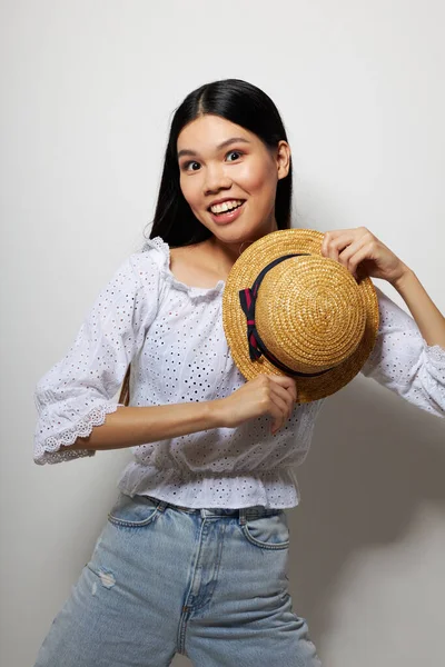 Porträtt asiatisk vacker ung kvinna hatt i handen poserar leende isolerad bakgrund oförändrad — Stockfoto