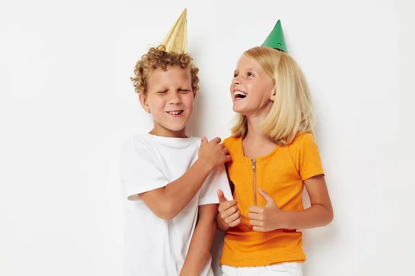 Imagen de chico y chica positivos con gorras en su cabeza entretenimiento de vacaciones fondo de luz —  Fotos de Stock