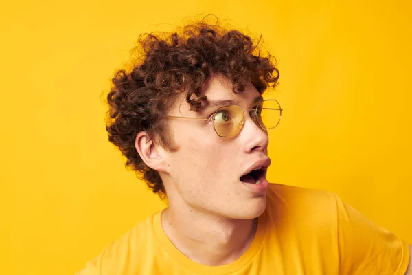 Tipo con pelo rizado rojo gafas de estilo juvenil estudio casual desgaste estilo de vida inalterado — Foto de Stock