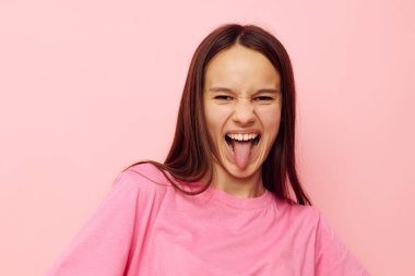 Pembe tişörtlü pozitif bir kadın. Günlük giysiler. Yaşam tarzı değişmemiş.