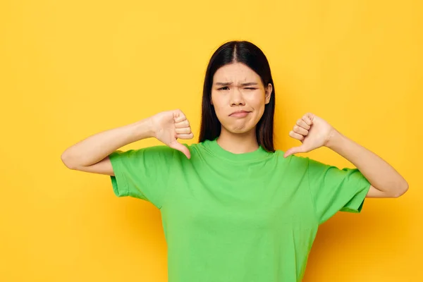 Mujer posando en verde camiseta emociones copia-espacio aislado fondo inalterado — Foto de Stock