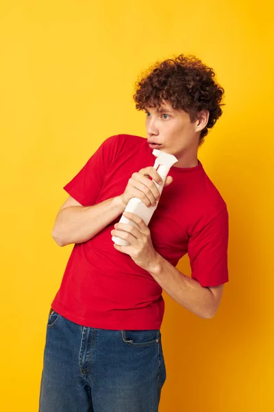 Jonge krullende man detergentia thuiszorg poseren geïsoleerde achtergrond ongewijzigd — Stockfoto