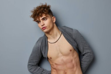 Gri eşofman altı giyen garip bir adam. Moda stüdyosu.