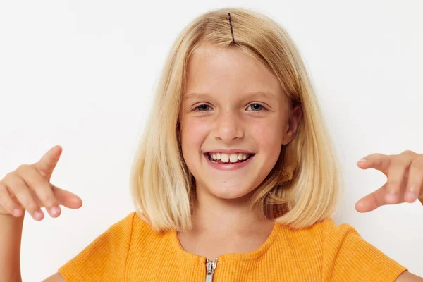 Aranyos kislány szőke haj alapja szórakoztató gyermekkor — Stock Fotó
